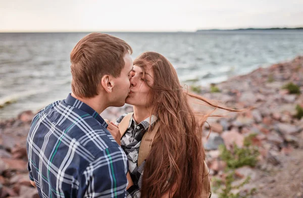 Elegante casal hipster beijando no lago. homem e mulher abraçando , — Fotografia de Stock