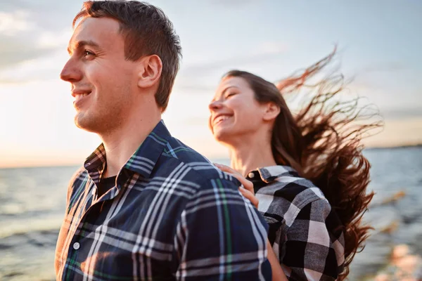 Amantes en un lago. Pareja joven enamorada sentada en el parque groun — Foto de Stock