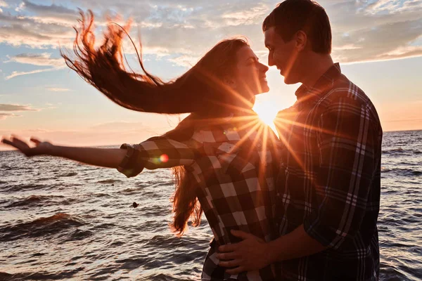 Pareja enamorada espalda luz silueta en lago puesta del sol — Foto de Stock