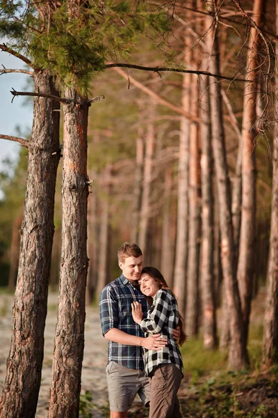 Joven pareja sonriendo entre sí durante una cita romántica en el — Foto de Stock