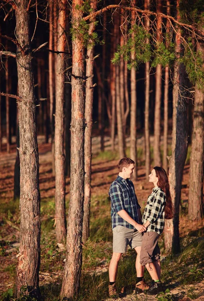 Una pareja feliz. Pareja amorosa disfrutando en momentos de felicidad en — Foto de Stock