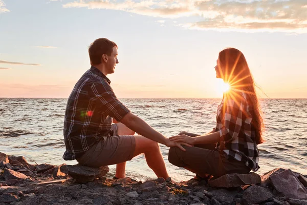 Para w miłości podświetlenie sylwetka na zachód słońca nad jeziorem — Zdjęcie stockowe