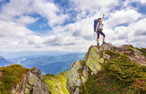 Bem sucedido jovem mulher mochileiro braços abertos no pico da montanha — Fotografia de Stock