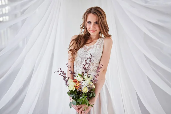 Feliz bela noiva branco fundo para cima pano — Fotografia de Stock
