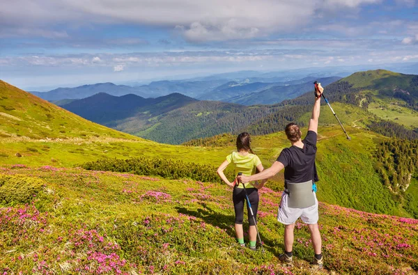 Erkek ve kadın ayakta ve dağın tepesinde sarılma, s