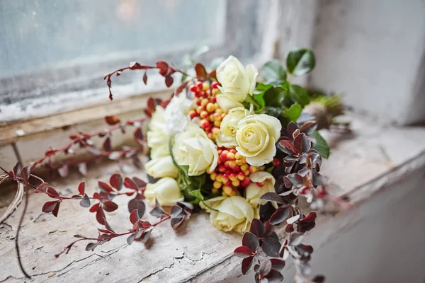 Hermoso ramo de boda tierno de rosas crema y flores de eustoma —  Fotos de Stock