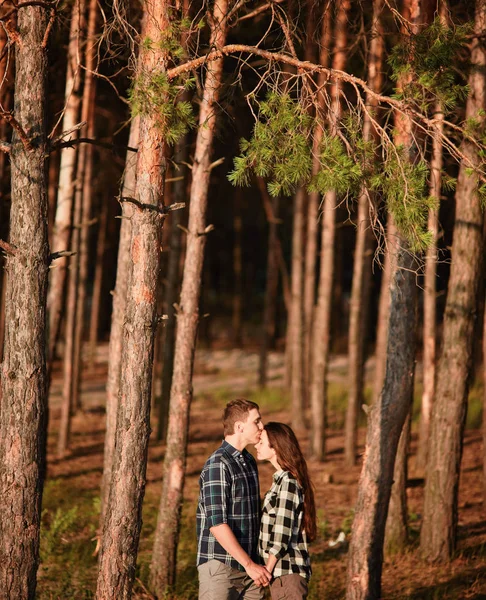 Joven pareja sonriendo entre sí durante una cita romántica en el — Foto de Stock