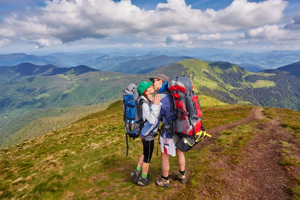 Άνθρωπος και γυναίκα στέκεται και αγκαλιάζει στην κορυφή του βουνού, s — Φωτογραφία Αρχείου