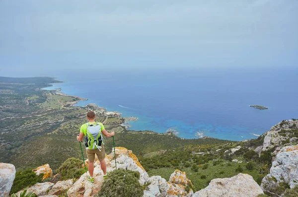 Tourist at the top of the mountain, overlooking the sea on the b — Stock Photo, Image