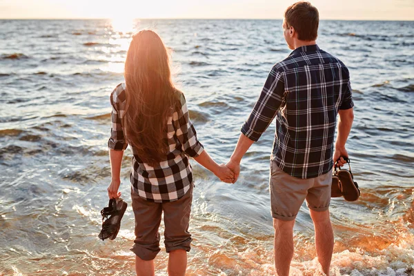 Una pareja cogida de la mano durante una puesta de sol — Foto de Stock