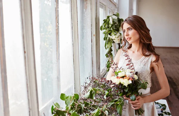 Belo buquê de casamento macio de rosas creme e flores eustoma — Fotografia de Stock