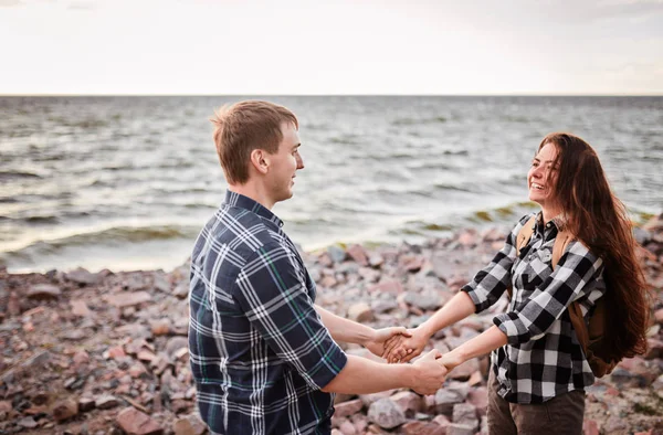 Amantes en un lago. Pareja joven enamorada sentada en el parque groun — Foto de Stock