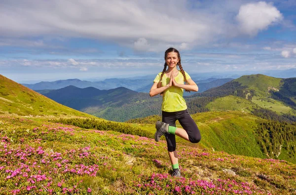 Jovem fitness mulher praticar ioga na montanha — Fotografia de Stock