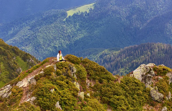 Jovem fitness mulher praticar ioga no pico da montanha borda do penhasco — Fotografia de Stock