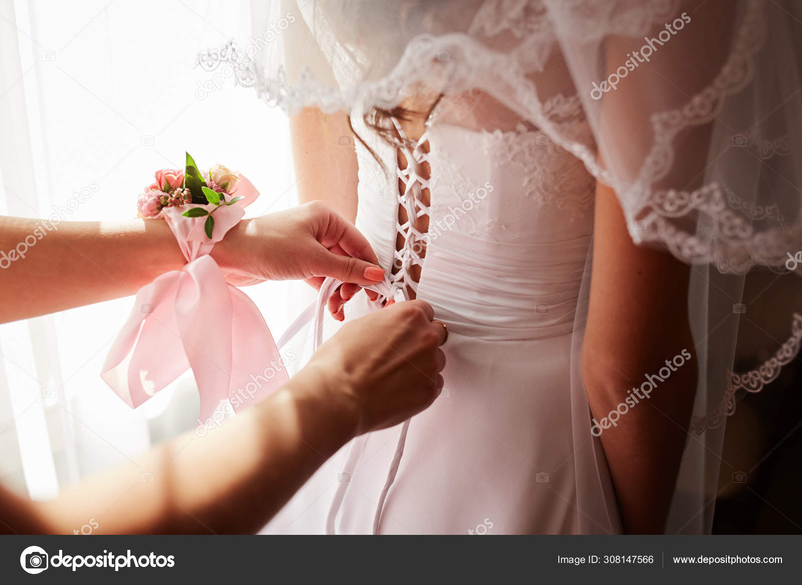 Braut Soll Ihr Hochzeitskleid Anziehen Stockfotografie Lizenzfreie Fotos C Saharrr 308147566 Depositphotos