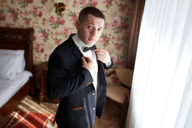 Damat elleri takım elbise içinde hazırlanıyor