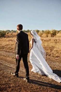 Gelin ve damat tarlada el ele dolaşır.