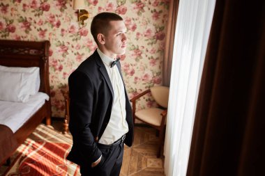 bir düğün gününde damat portre