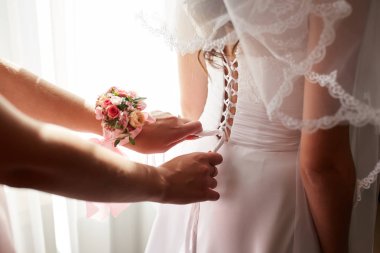 Gelin ona düğün elbise koymak için