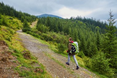 Dağlardaki yollarda bir turist