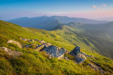 Dağlardaki güzel yaz manzarası.