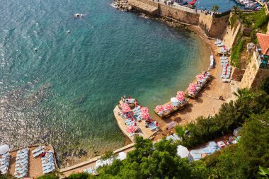 Antalya, Türkiye, Sahilde güneşlenen insanlar lounge ch