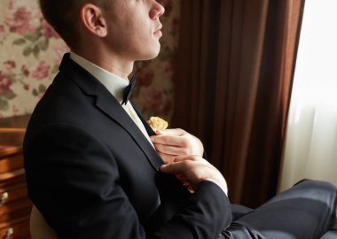 Damat elleri takım elbise içinde hazırlanıyor