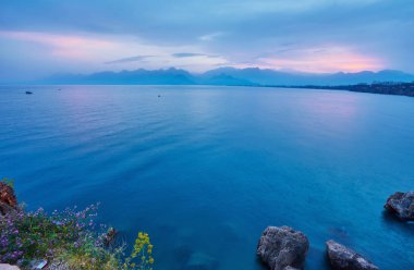 An açık günbatımı gökyüzü üzerinde yüksek dağların Seascape timelapse