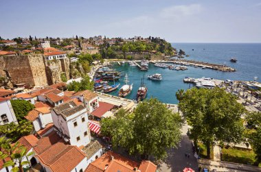 Eski şehir zamanında yat limanı ve kırmızı ev çatılarının havadan görünümü