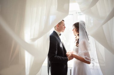 Gülümseyen güzel gelin doğal bir çiçek çelengi takıyor ve Stan