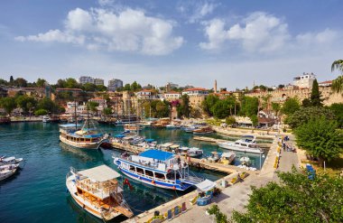 Eski şehir zamanında yat limanı ve kırmızı ev çatılarının havadan görünümü