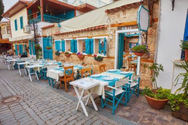 ahşap sandalye ve masaları ile sokak kafe