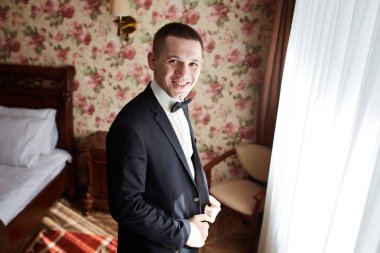 Damat elleri takım elbise içinde hazırlanıyor