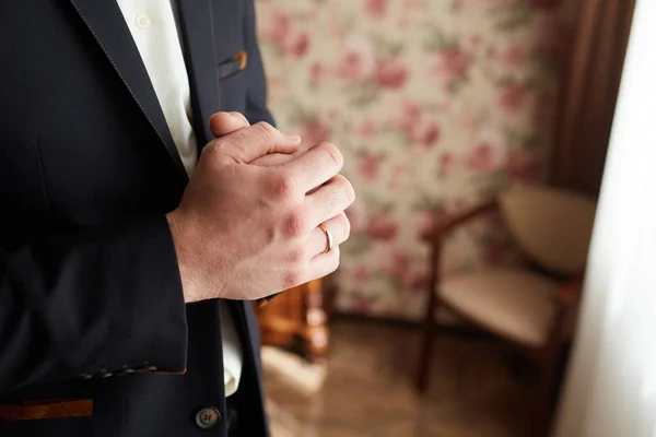 Hands of groom getting ready in suit — Stock Photo, Image