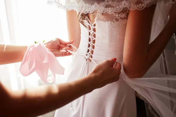 Novia para poner su vestido de novia —  Fotos de Stock