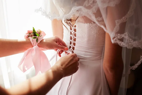 Novia para poner su vestido de novia —  Fotos de Stock