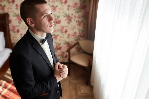 Retrato del novio en el día de la boda —  Fotos de Stock
