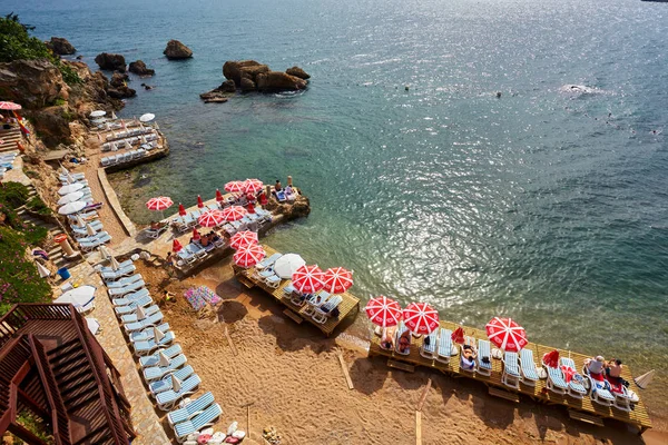 Antalya, Turchia, Persone sulla spiaggia prendere il sole nel salone — Foto Stock