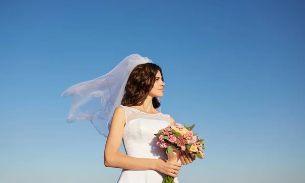 Buquê de casamento em mãos da noiva — Fotografia de Stock