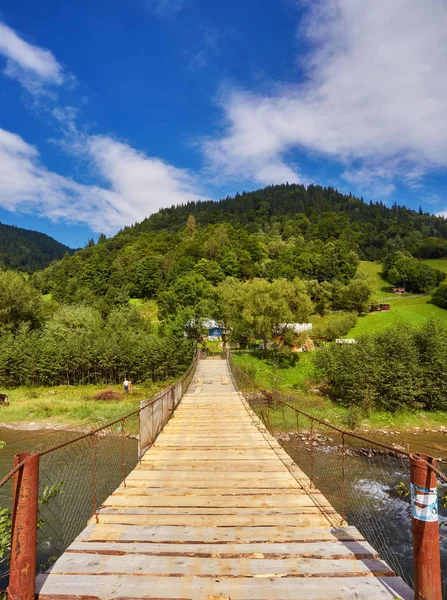 Puente colgante sobre el río. —  Fotos de Stock