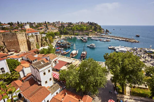 Veduta aerea del porto yacht e tetti casa rossa nel tempo della città vecchia — Foto Stock