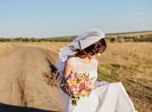 Gelinin elinde düğün buketi — Stok fotoğraf