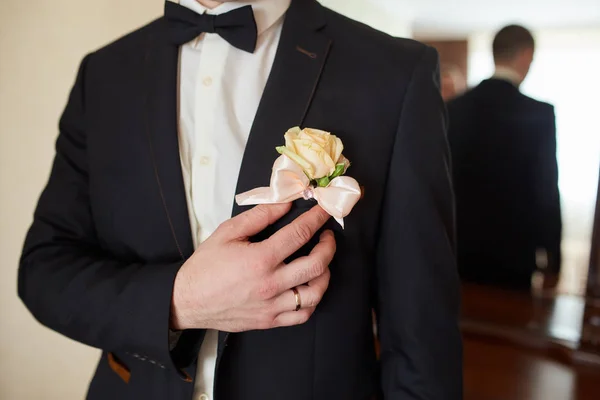 Hands of groom getting ready in suit — Stock Photo, Image