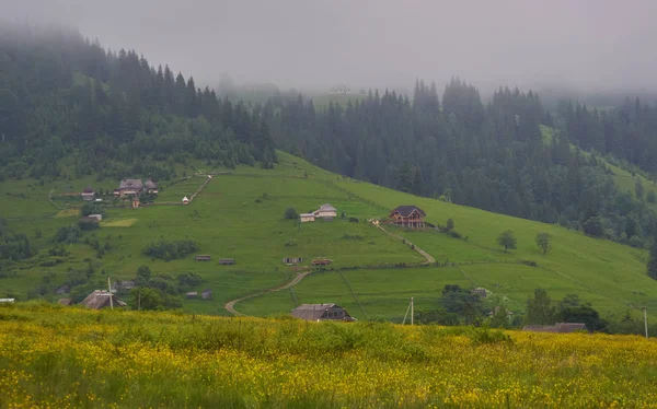 Paysage montagneux dans le brouillard. maison dans les montagnes . — Photo