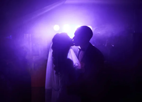 Schöne kaukasische Paar gerade verheiratet und tanzen — Stockfoto