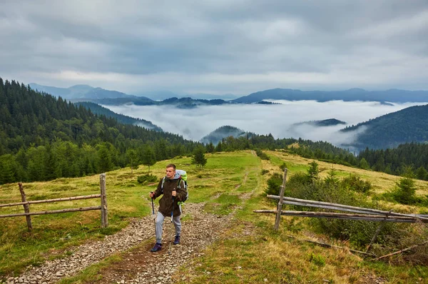 Turista en la carretera en las montañas — Foto de Stock