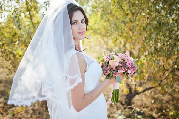 Linda noiva sorridente vestindo uma coroa de flores naturais e stan — Fotografia de Stock