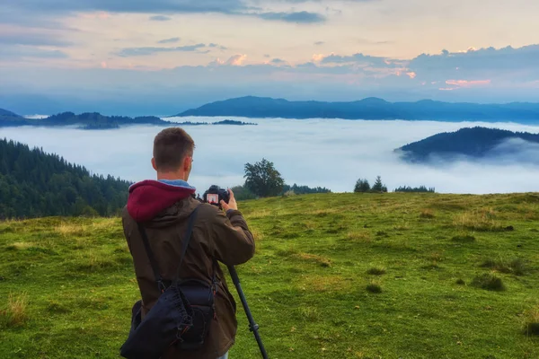 Fotógrafo de viajes hombre tomando amanecer amanecer naturaleza de montaña l — Foto de Stock