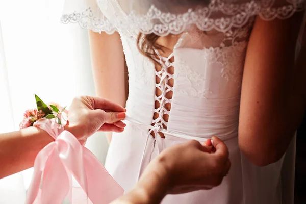 Novia para poner su vestido de novia — Foto de Stock