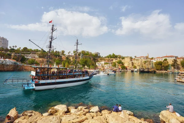 Flygfoto över Yacht Harbor och röda hus tak i gamla stan tid — Stockfoto